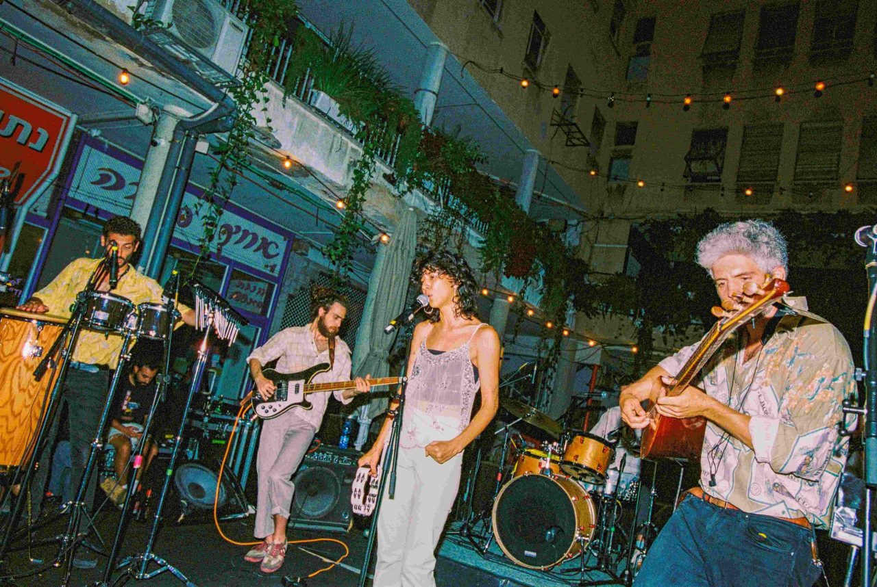 סאטלייטס: צילום דניאל שיף