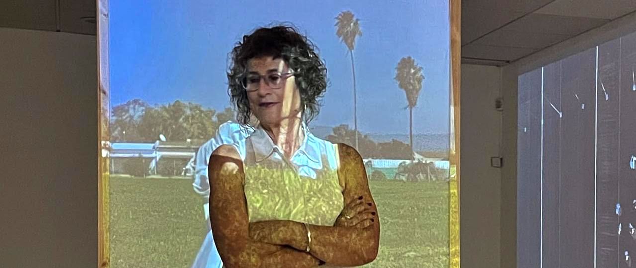 יעל גילעת בתערוכה ״תם הטקס״. צילום: איריס ברנע