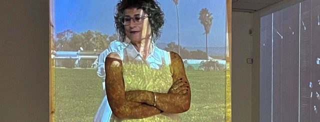 יעל גילעת בתערוכה ״תם הטקס״. צילום: איריס ברנע