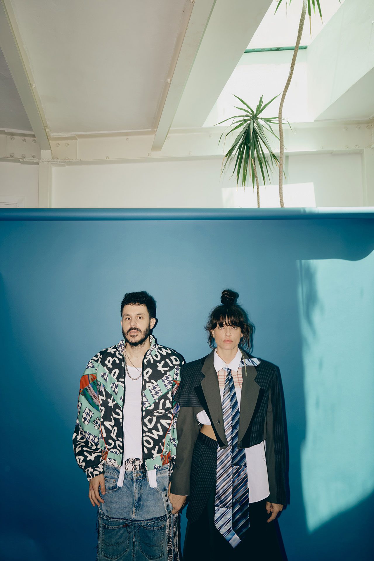 נגה ארז ואורי רוסו בדגמים של אריאל ברקה, מור אלפסי, אווה דגני, גילי בראון. צילום: שי פרנקו