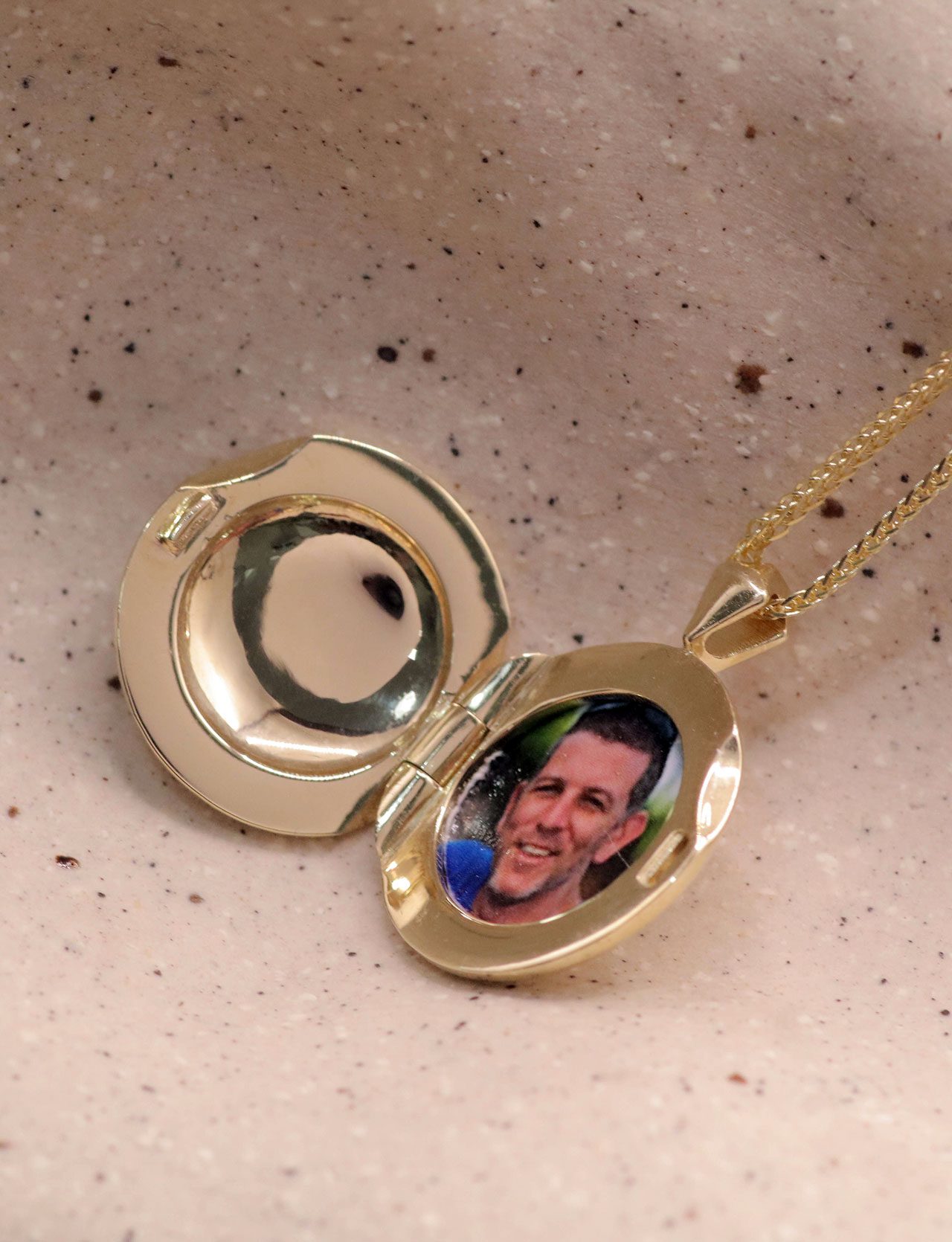 שרשרת לוקט שבתוכה תמונתו של טל חיימי ז״ל