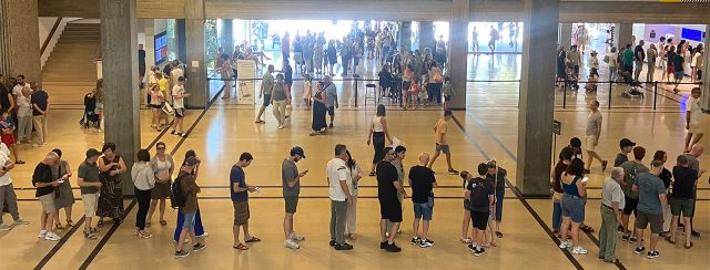 התור לתערוכת האימפרסיוניסטים. צילום: מוזיאון תל אביב לאמנות