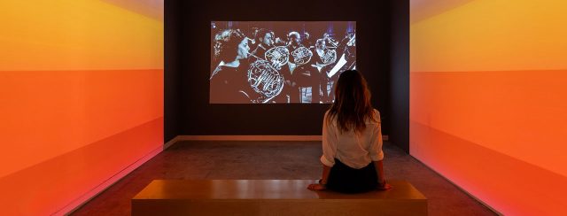 סער פרידמן (OPEN) ומיכל לוי, צבע במוזיאון העיצוב חולון. צילומים: אלעד שריג