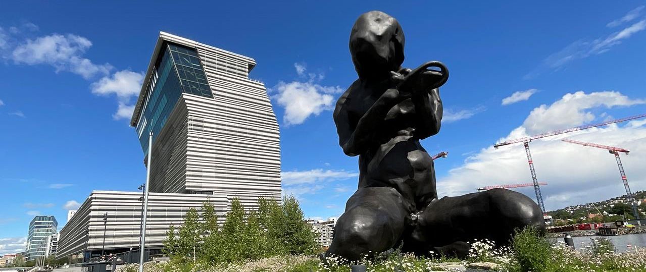 פסל של טרייסי אמין בחזית מוזיאון מונק החדש באוסלו. צילומים: מירי קרימולובסקי