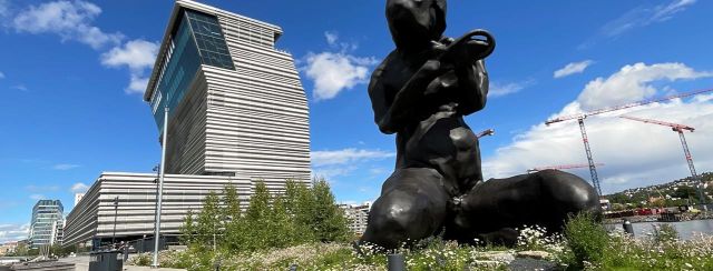 פסל של טרייסי אמין בחזית מוזיאון מונק החדש באוסלו. צילומים: מירי קרימולובסקי