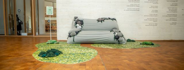 הפוף של טליה שאנון מוזס בספרייה הלאומית. צילומים: חנה טייב