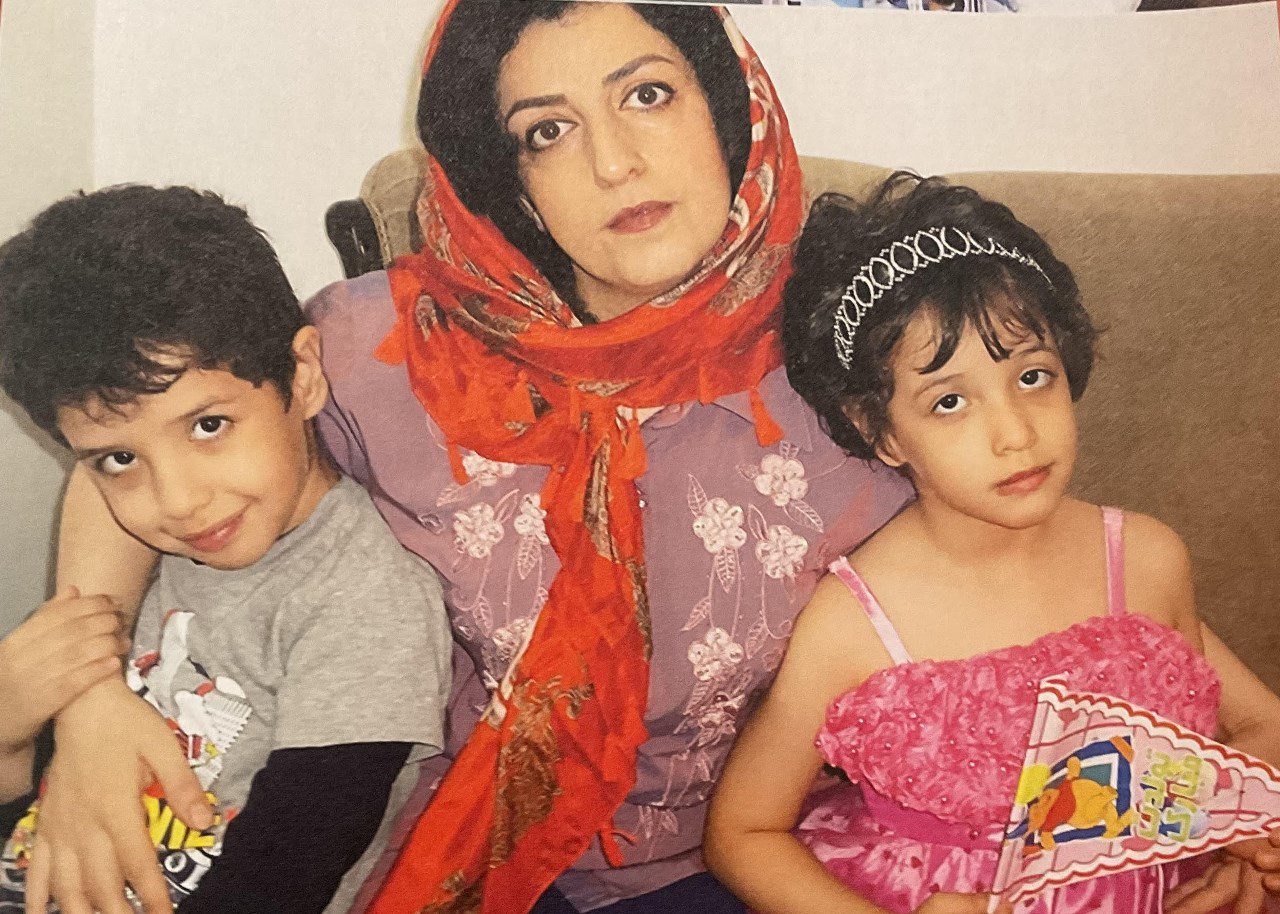 נרגס מוחמדי וילדיה. צילומים: מ״ל, באדיבות מרכז נובל לשלום