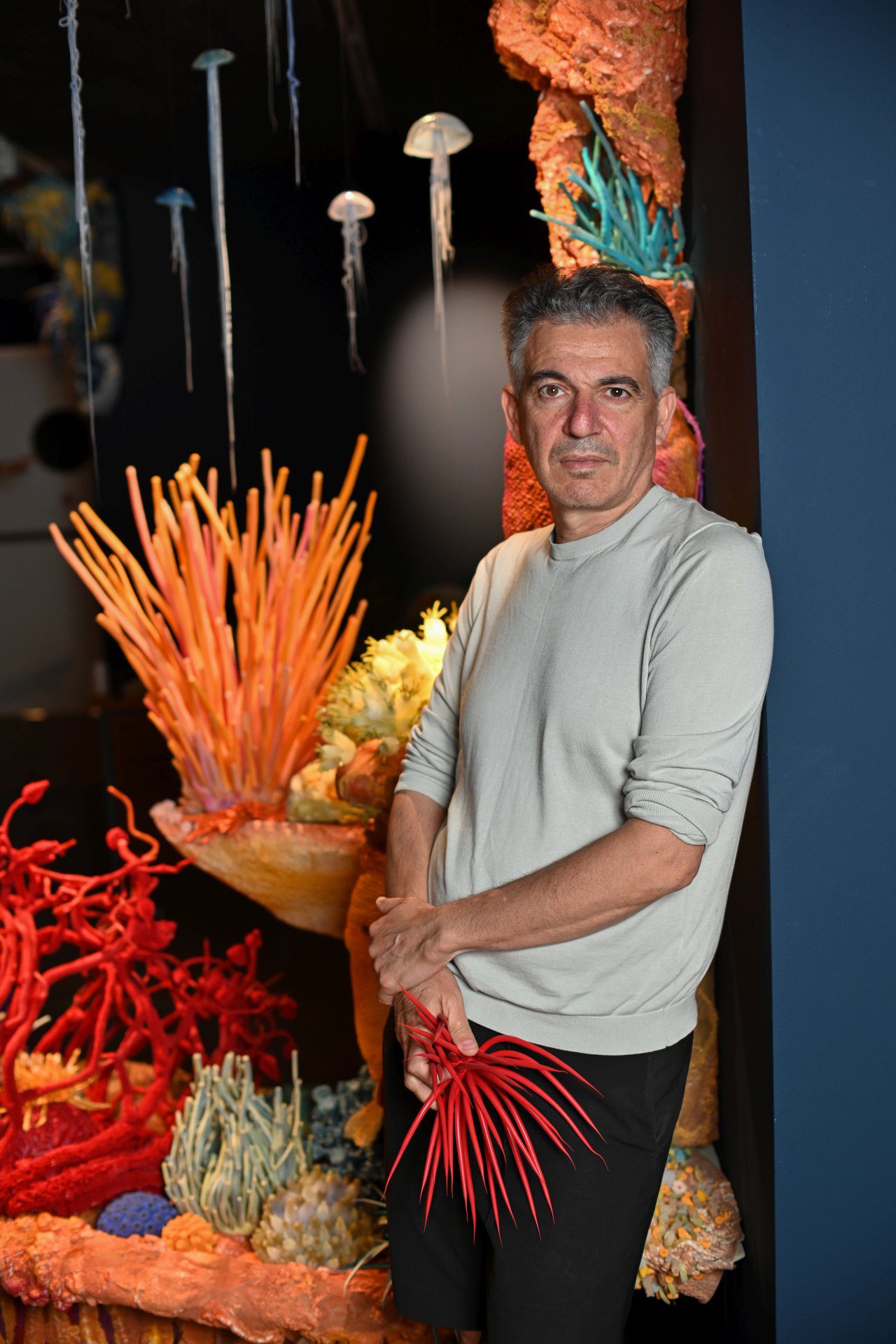 צורי גואטה בתערוכה. צילום: שי בן אפריים