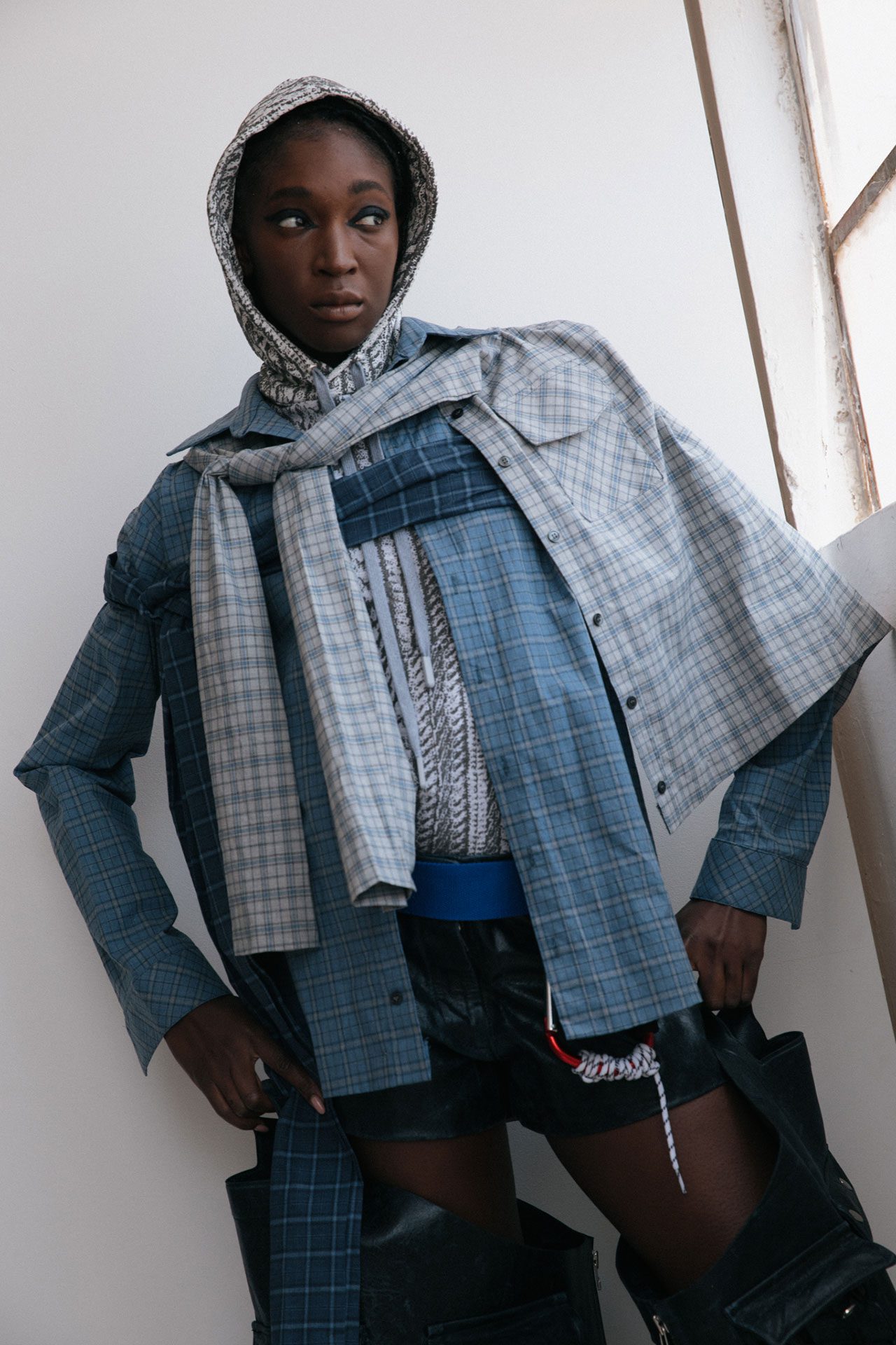 קרין עכאוי, בין שתי כתפיים. צילום: עדי סגל