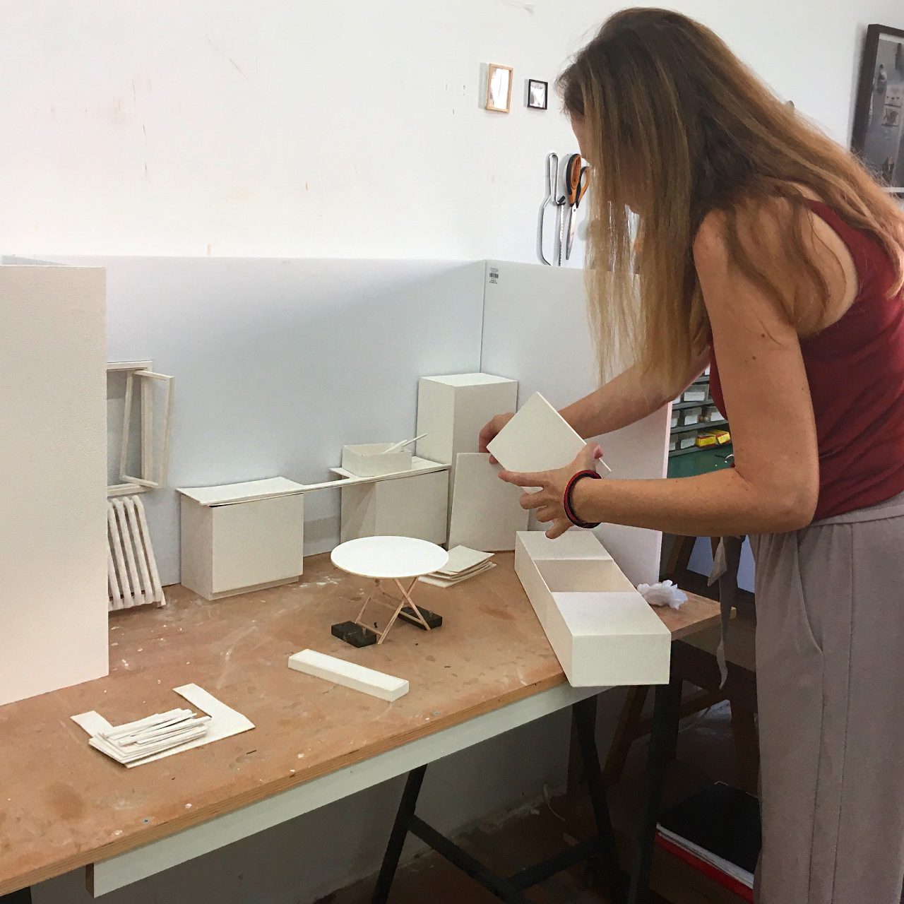 חני דומבה בונה את הסט. צילום: אפרת ברגר
