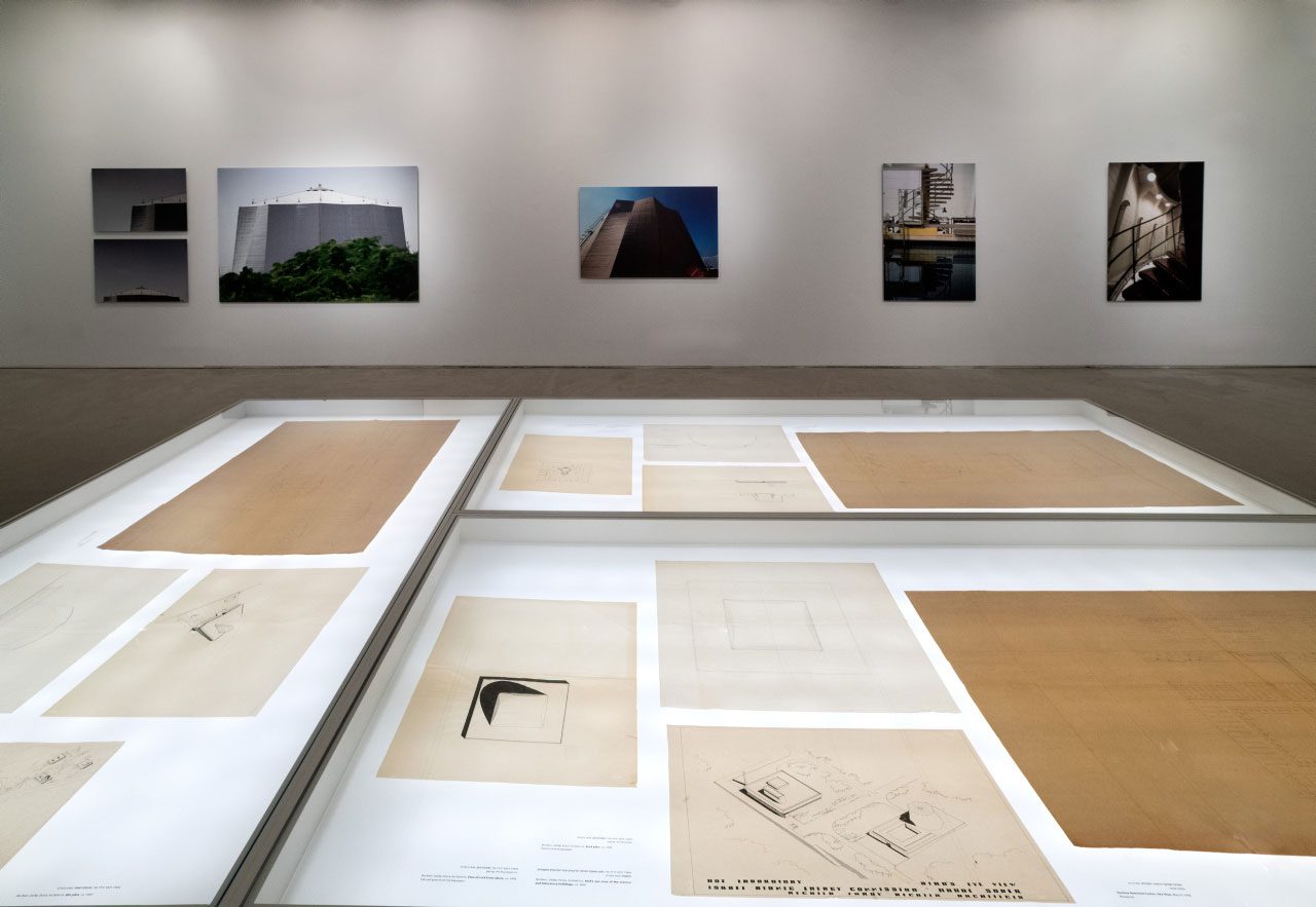 תומר גניהר | פיליפ ג׳ונסון, סודות שקופים. צילומים: אלי פוזנר / מוזיאון ישראל