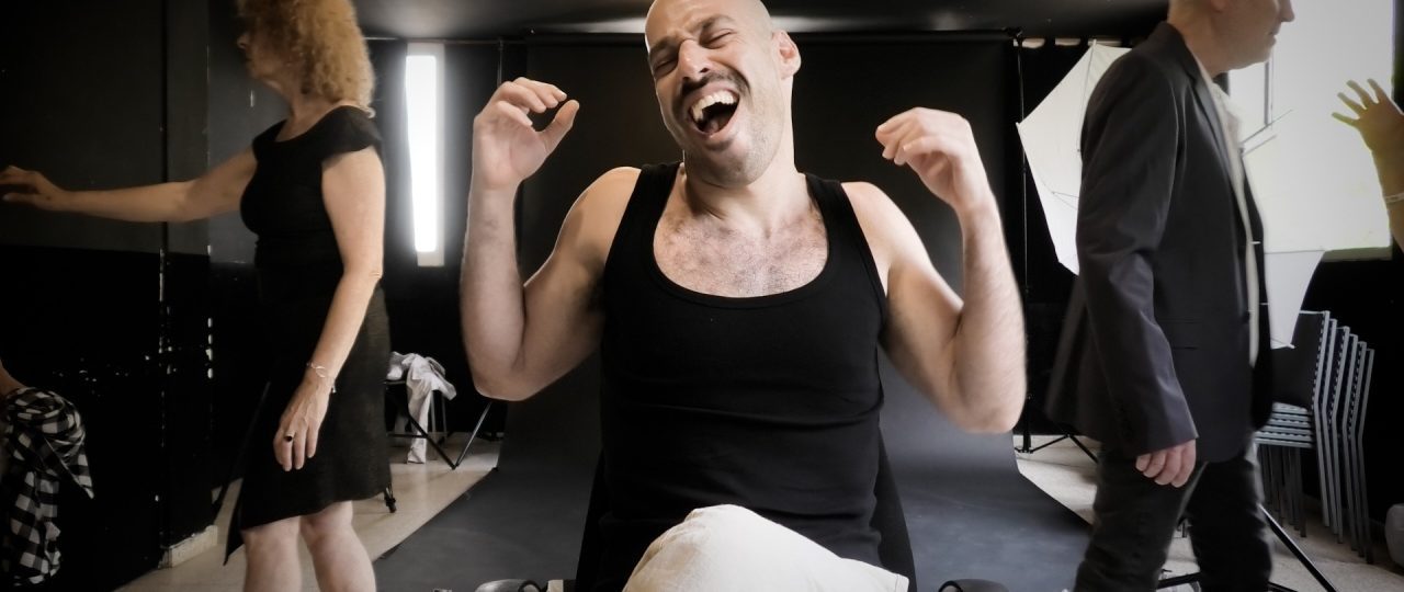 עוז זלוף, מתוך עבודת הווידיאו ״אי פיל לאב״. צילום: מ״ל