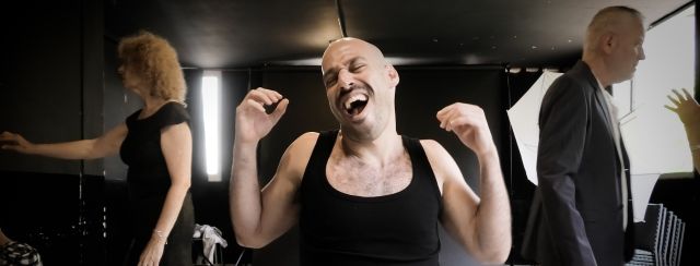 עוז זלוף, מתוך עבודת הווידיאו ״אי פיל לאב״. צילום: מ״ל