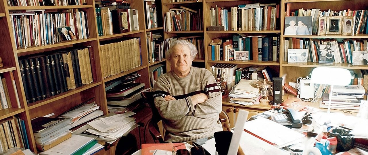 נתן יונתן בחדר עבודתו. צילום: ניר כפרי, הארץ