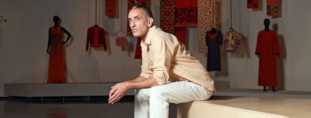 שחר אטואן, אוצר התערוכה ״משכית 70/30/10״ במוזיאון ארץ ישראל. צילומים: דנה קופל