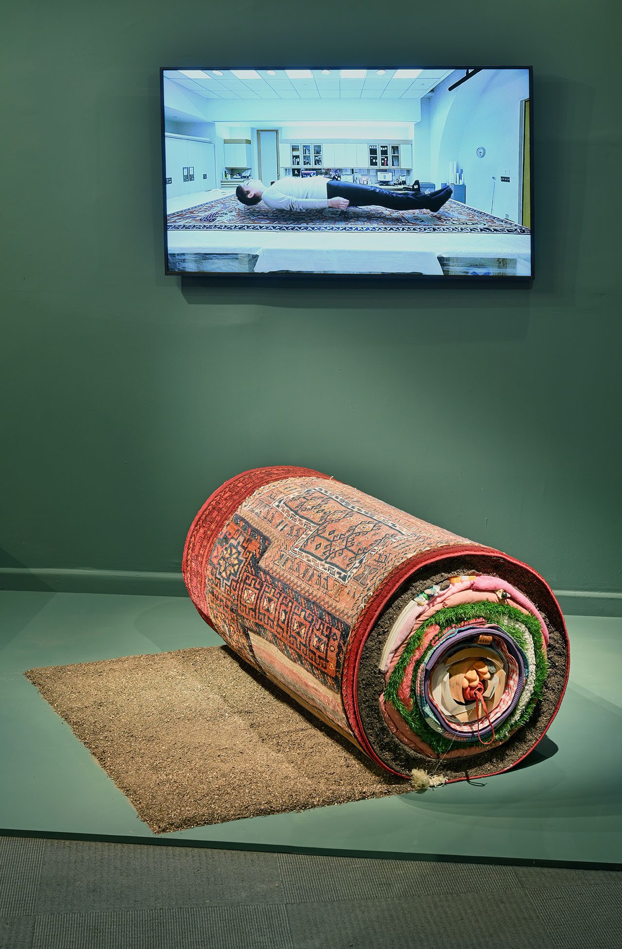 תמר שפר, הגלגול הבא (למטה); פאטמה שנאן, שטיח ודיוקן עצמי צף. צילום: שי בן אפרים