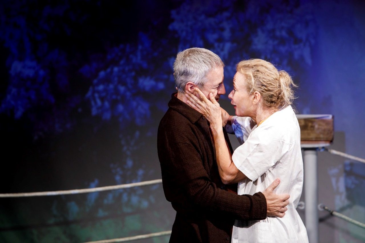 שירה פרבר ואייל שכטר מתוך ההצגה הייתי והנני אלכסנדר פן. צילום: נמרוד ארונוב