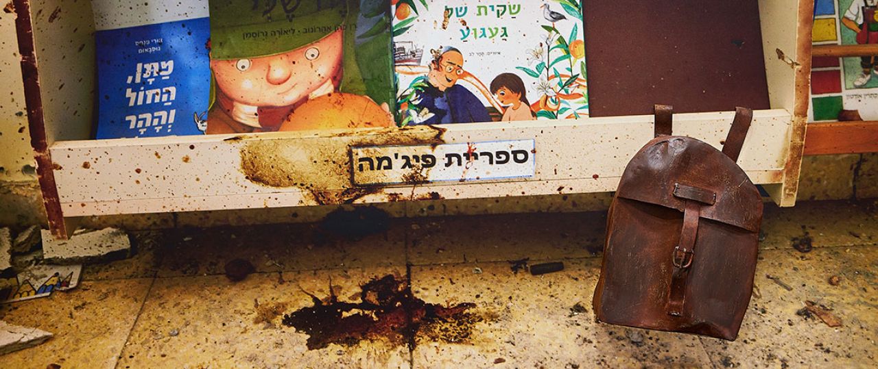 מה שנשאר... אורנה בן־עמי, פסל ברזל על צילום של זיו קורן