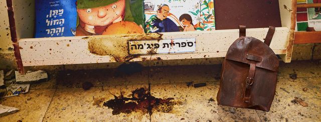 מה שנשאר... אורנה בן־עמי, פסל ברזל על צילום של זיו קורן