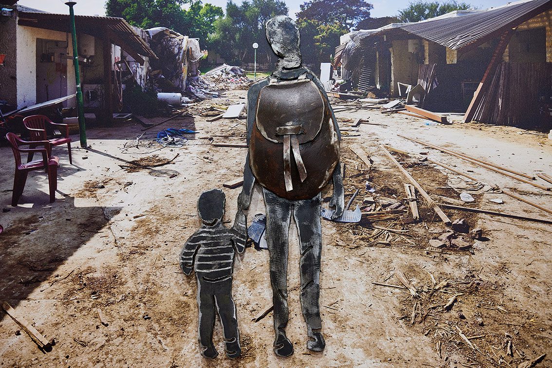 לאן. אורנה בן-עמי, פסל ברזל על צילום של זיו קורן