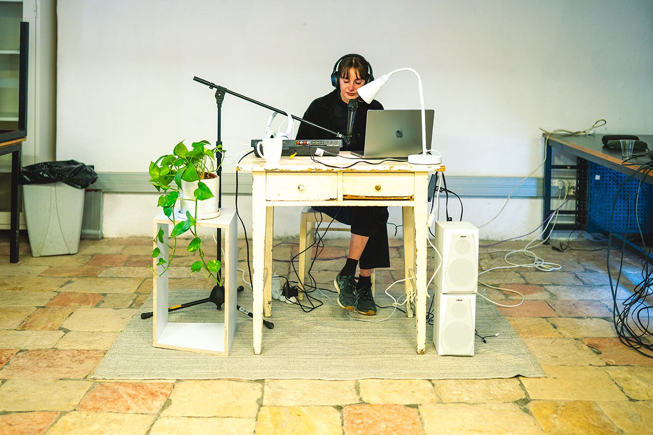 נגה קריל, תיבת תהודה (פודקאסט בוט). צילום: ניב וקנין