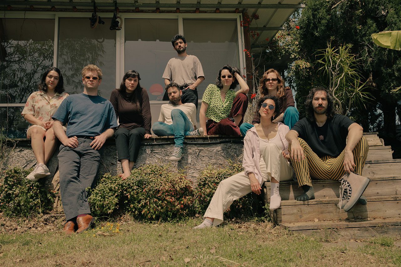 מימין לשמאל: מתן אגוזי, עדי־קשת כהן, אלכס בן משה, ענת מושקובסקי, גיל בר הדס, אבנר טואג, שיר פרום, מתן, רוני בר הדס. צילום: נועה קרן