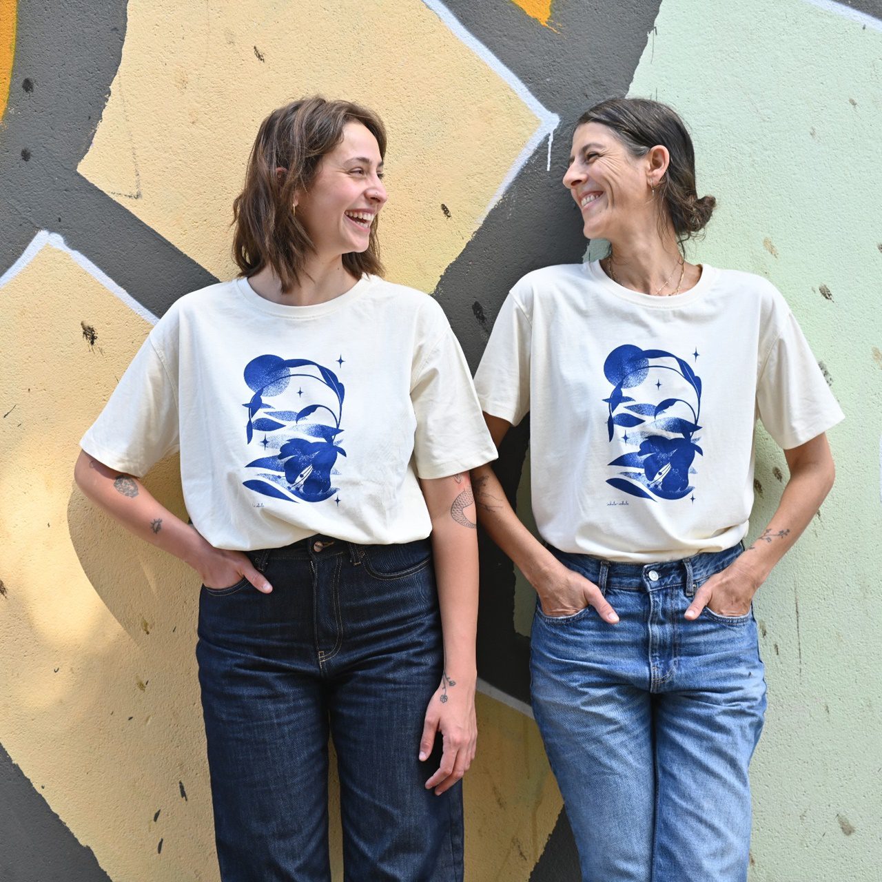 חולצות טי מאוירות ב־inhale exhale. צילומים: שי בן אפרים