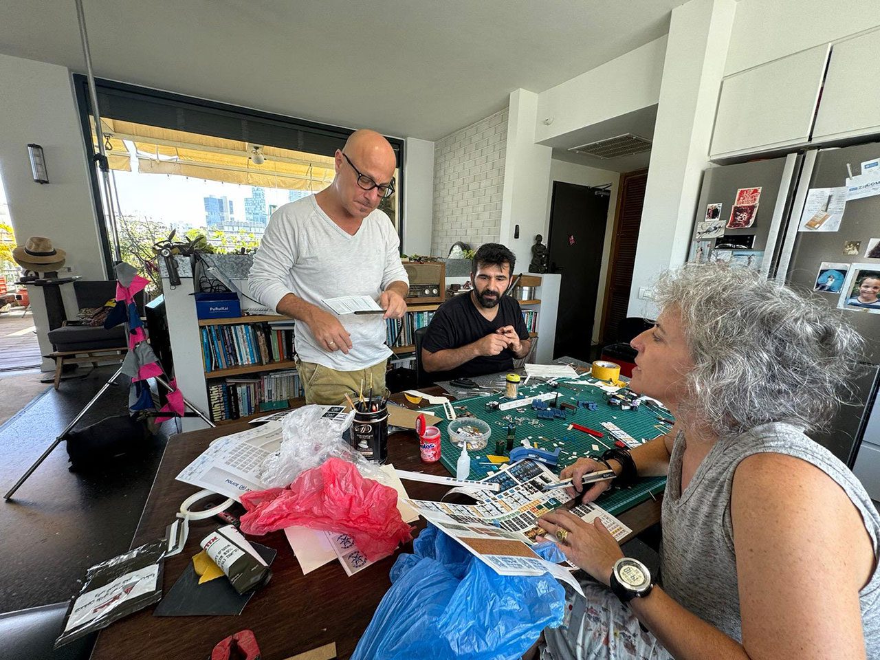מימין: יעל קומורובסקי, שי אהרון, גיא בן דרור. צילומים: עודד קירמה