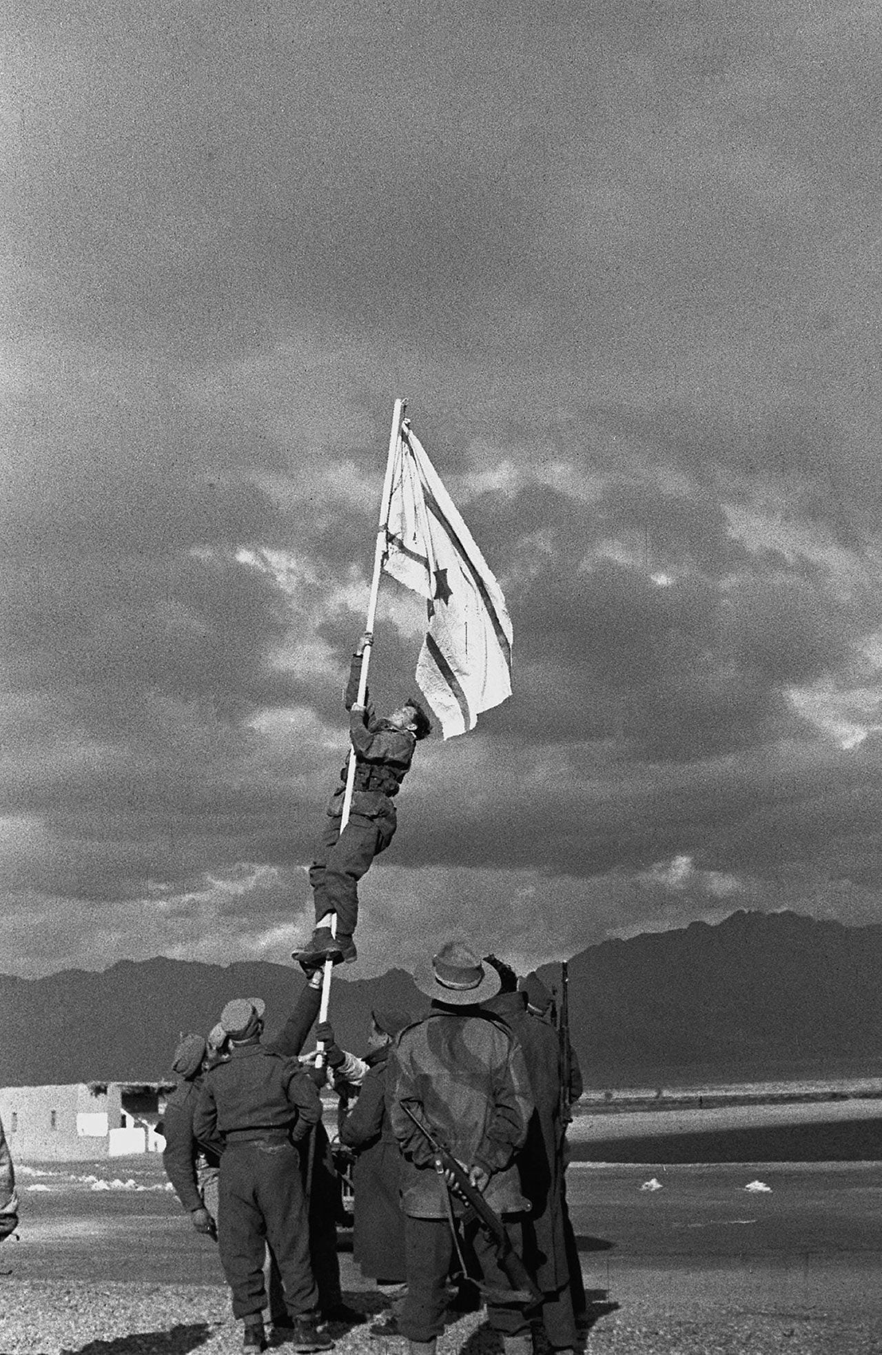 דגל הדיו. צילום: מיכה פרי, אום רשרש (אילת), 1949