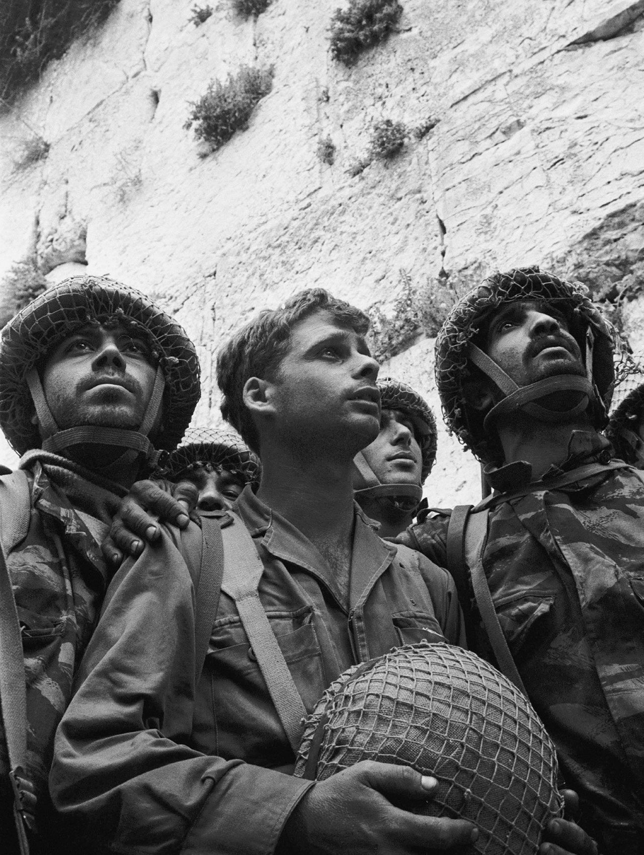 הצנחנים בכותל המערבי. צילום: דוד רובינגר, ירושלים, 1967