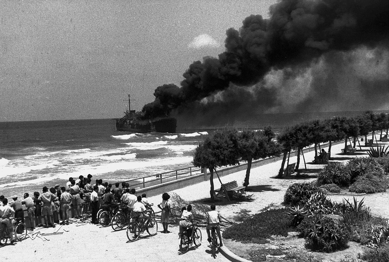 ספינת אלטלנה עולה באש. צילום: הנס חיים פין, 1948