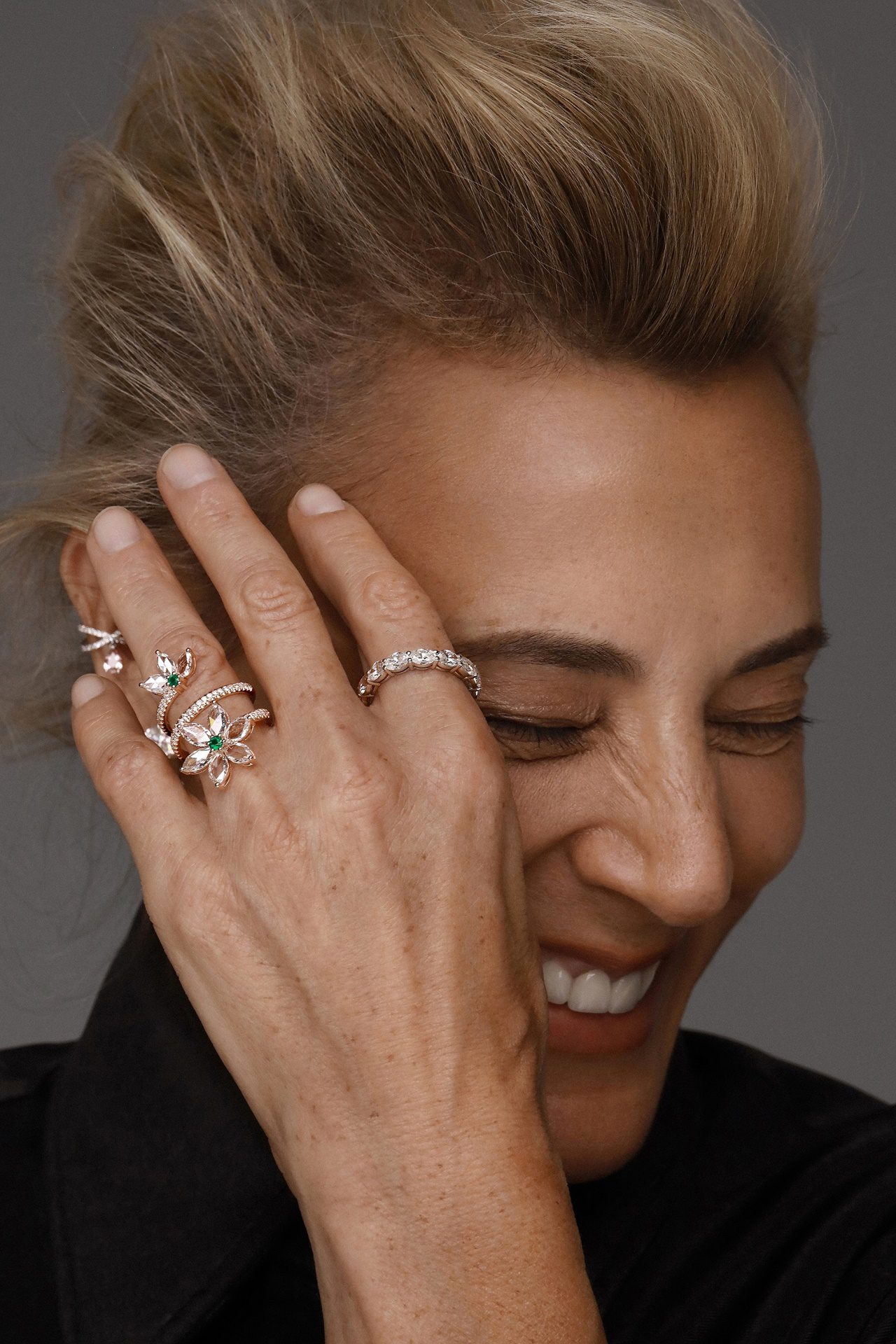 תכשיטי פרחים של יפעת עובד. צילומים: טל עבודי