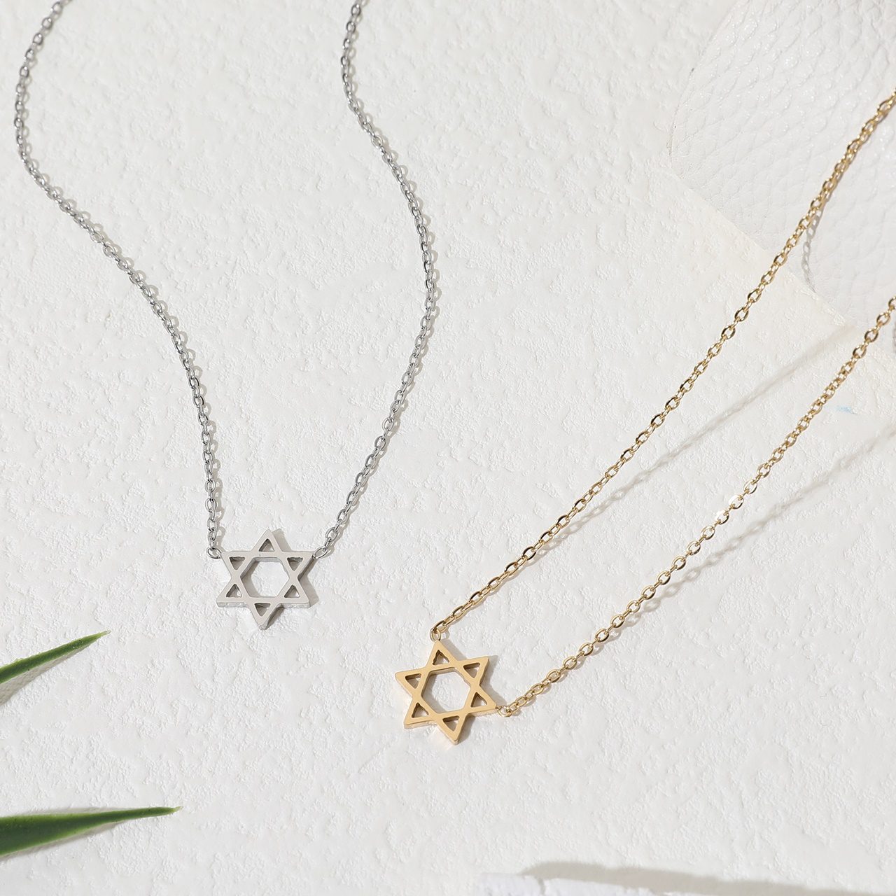 שרשראות מגן דוד מעוצבות בקניוני עופר. צילומים: מ״ל