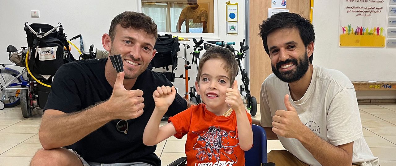 איליי חסון ועמית אריאל עם עוז שלום רפפורט והכיסא שתכננו לו. צילומים: מ״ל