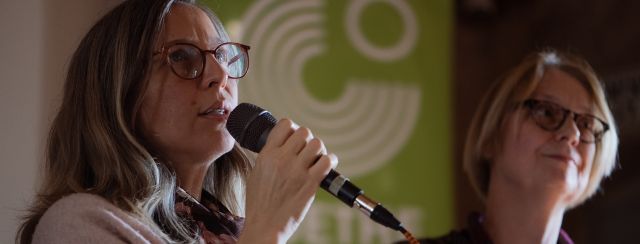 מימין: קרולה דיר ומעין שלף, בהשקת פעילות מכון גתה בבית הנסן. צילום: דור קדמי