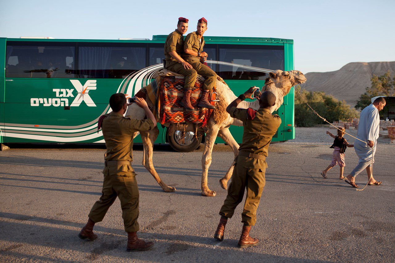 צנחנים על גמל בצומת אלמוג. צילום תומר אפלבאום