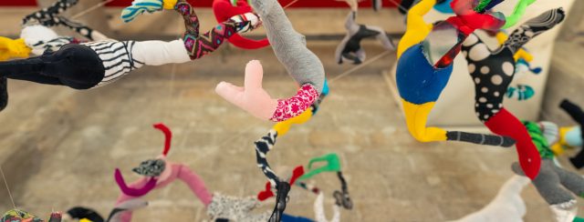 יעל יערי בתערוכה ״התפתחוט״. צילומים: אמנון האס