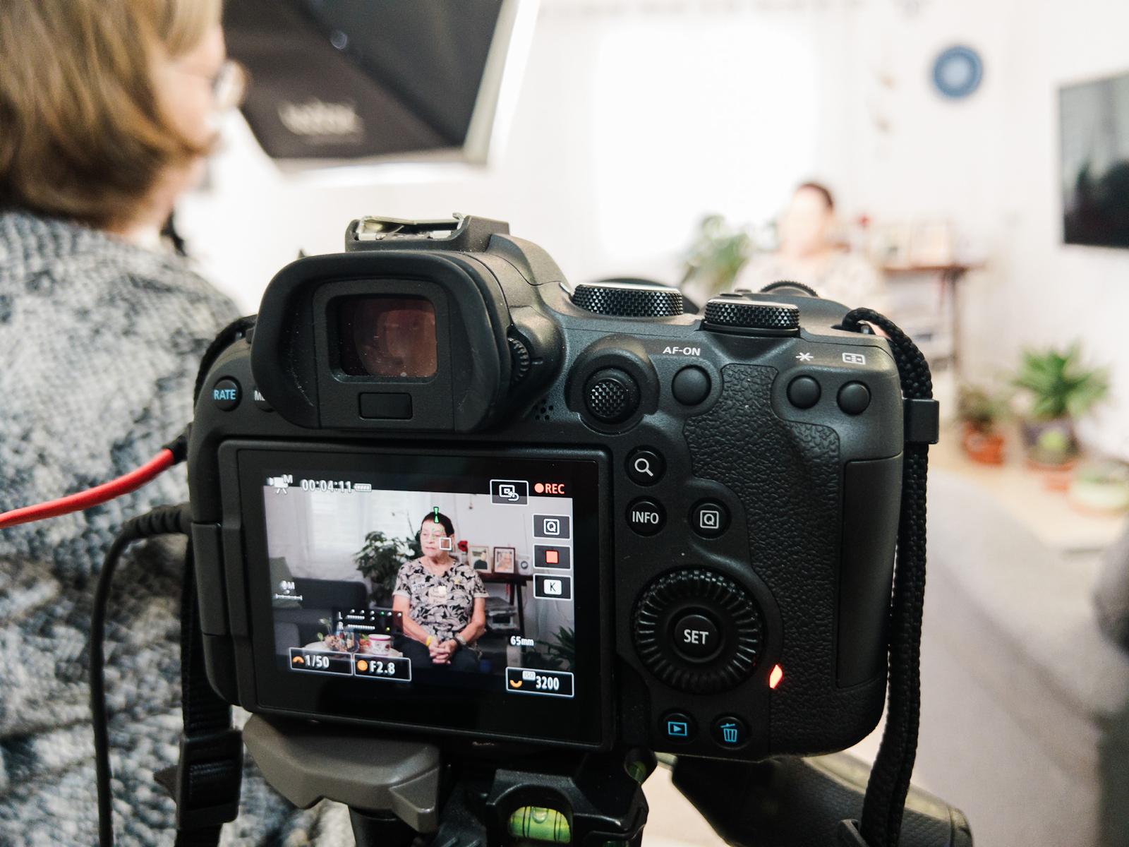 עדות 710: חנה פרי מנירים, ששרדה את שבי חמאס ובניה רועי ונדב נרצחו. צילום: גיל לוין