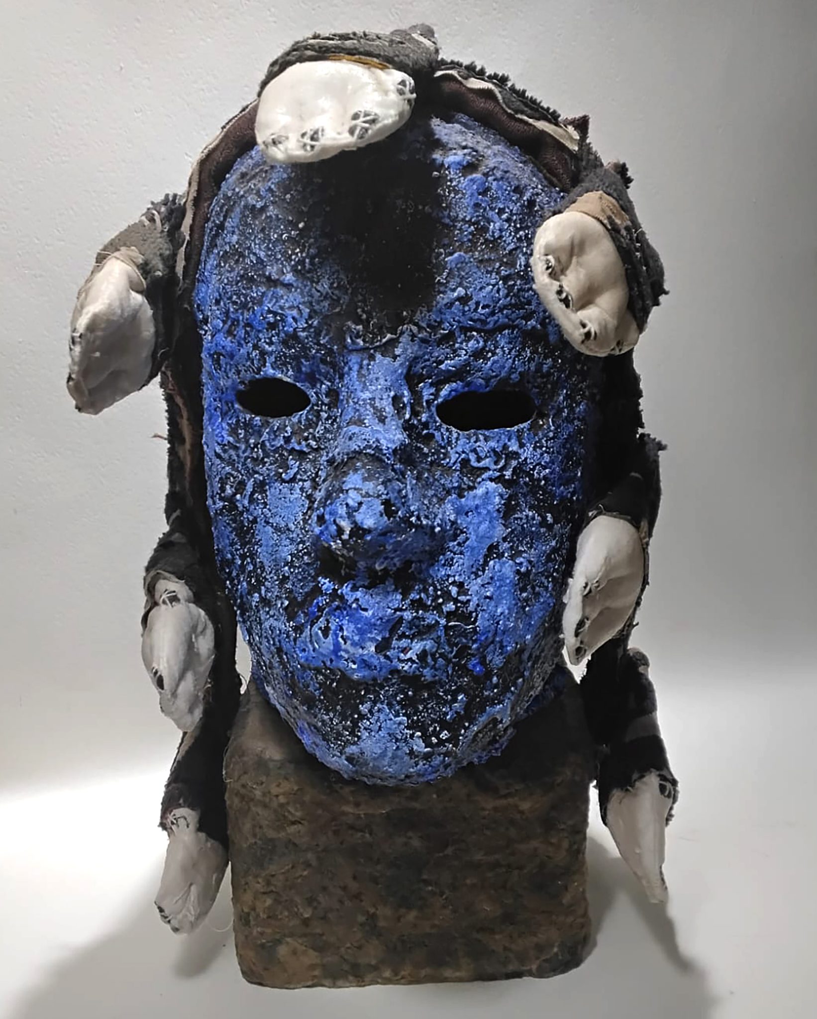 לילי פורן, מבעד למסכה. צילום: מ״ל