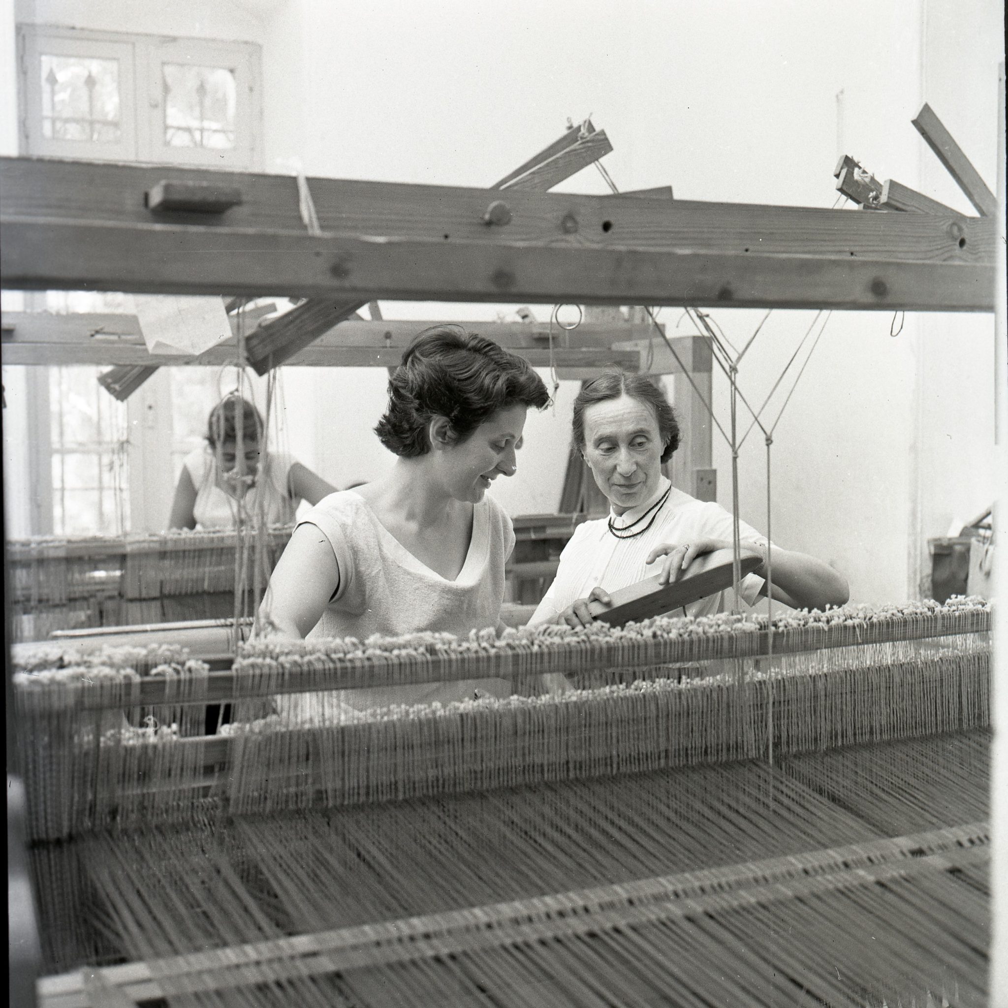 מחלקת האריגה של בצלאל, 1950. צילומים: אוסף וורנר בראון, ארכיון התמונות יד בן צבי