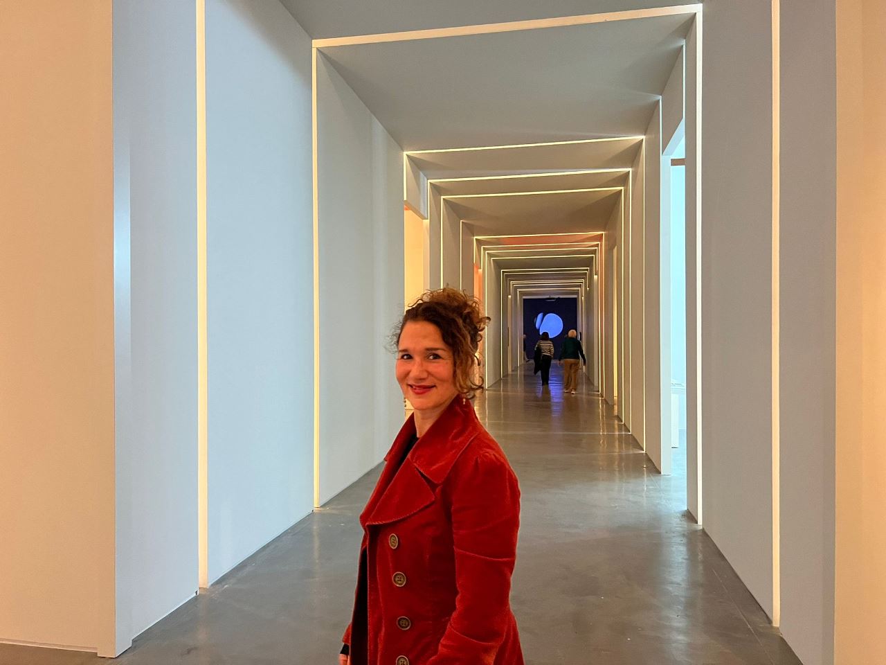 עדינה קמיאן בתערוכה ״חלומות צלולים״, מוזיאון ישראל. צילום: מ״ל