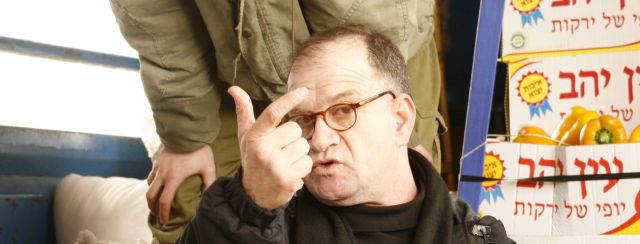 רנן שור בזמן צילומי ״הבודדים״. צילומים: ורד אדיר, באדיבות נורמה הפקות