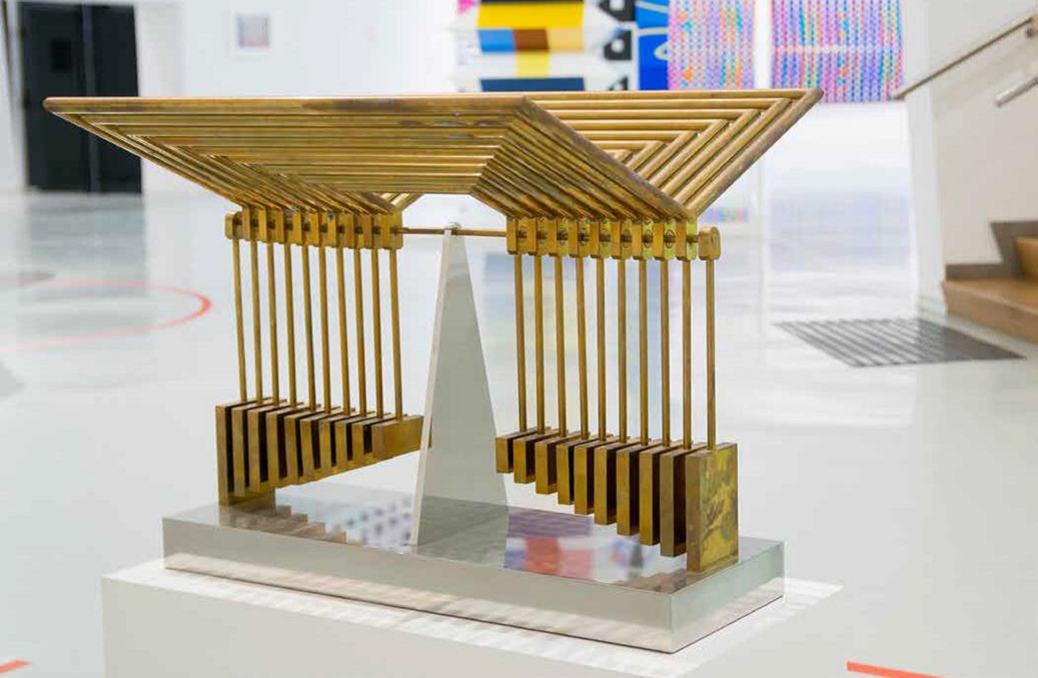 יעקב אגם, גל מרובע, 1989. צילום: שי בן אפרים, מוזיאון אגם