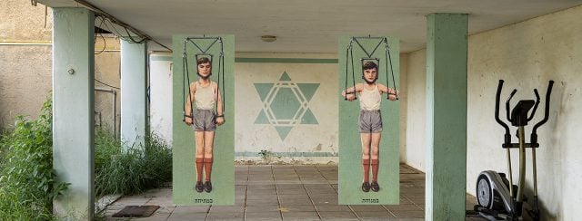 דיוי בראל, בכיווץ ובמתיחה, מתוך התערוכה ״יש לנו מלשינה בשכונה״