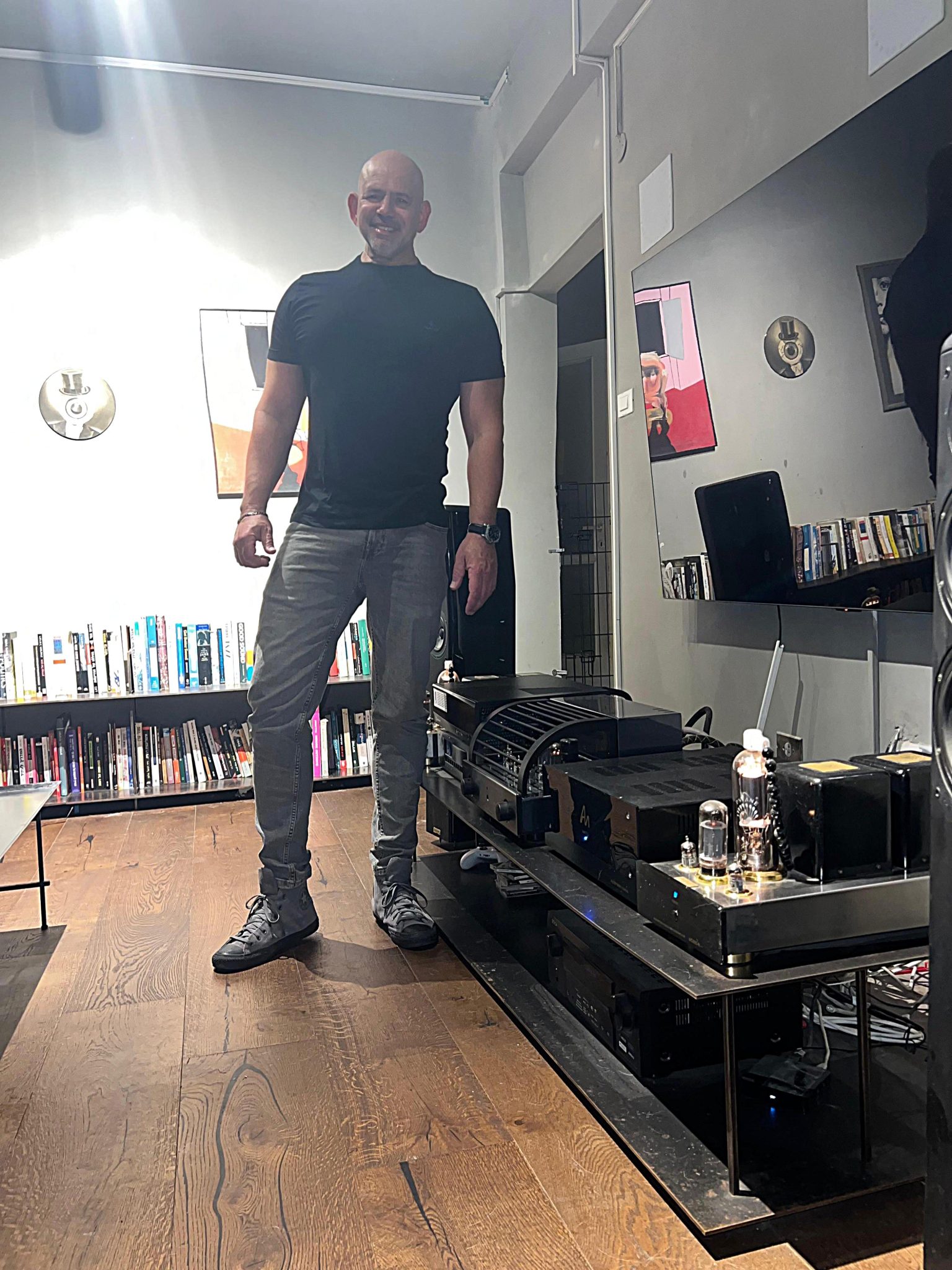 דני ישראלביץ ומערכות הסאונד. צילום: מ״ל