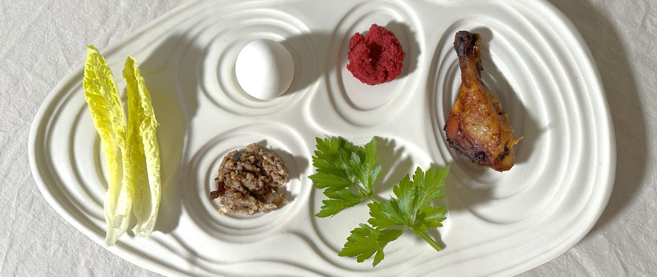 צלחת פסח של סטודיו עדי ניסני. צילום: שמרית שבתאי