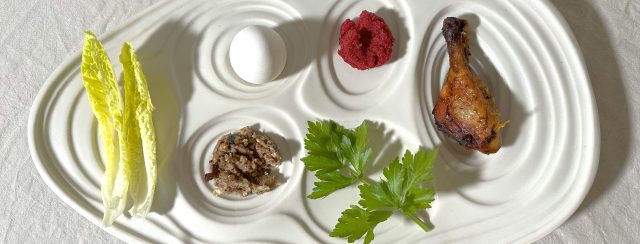 צלחת פסח של סטודיו עדי ניסני. צילום: שמרית שבתאי