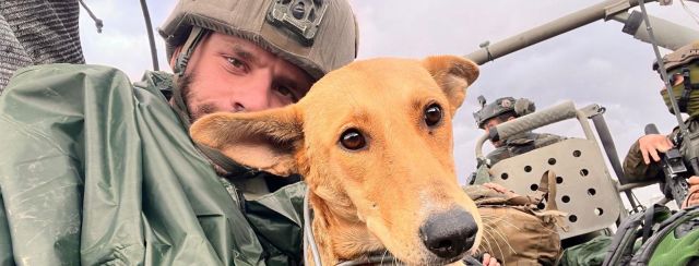 אייל אבניאון ז״ל, והכלבה גבי שהציל בעזה