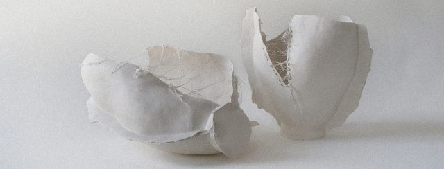 איריס נשר, שני כדים וחוט. צילומים: מ״ל