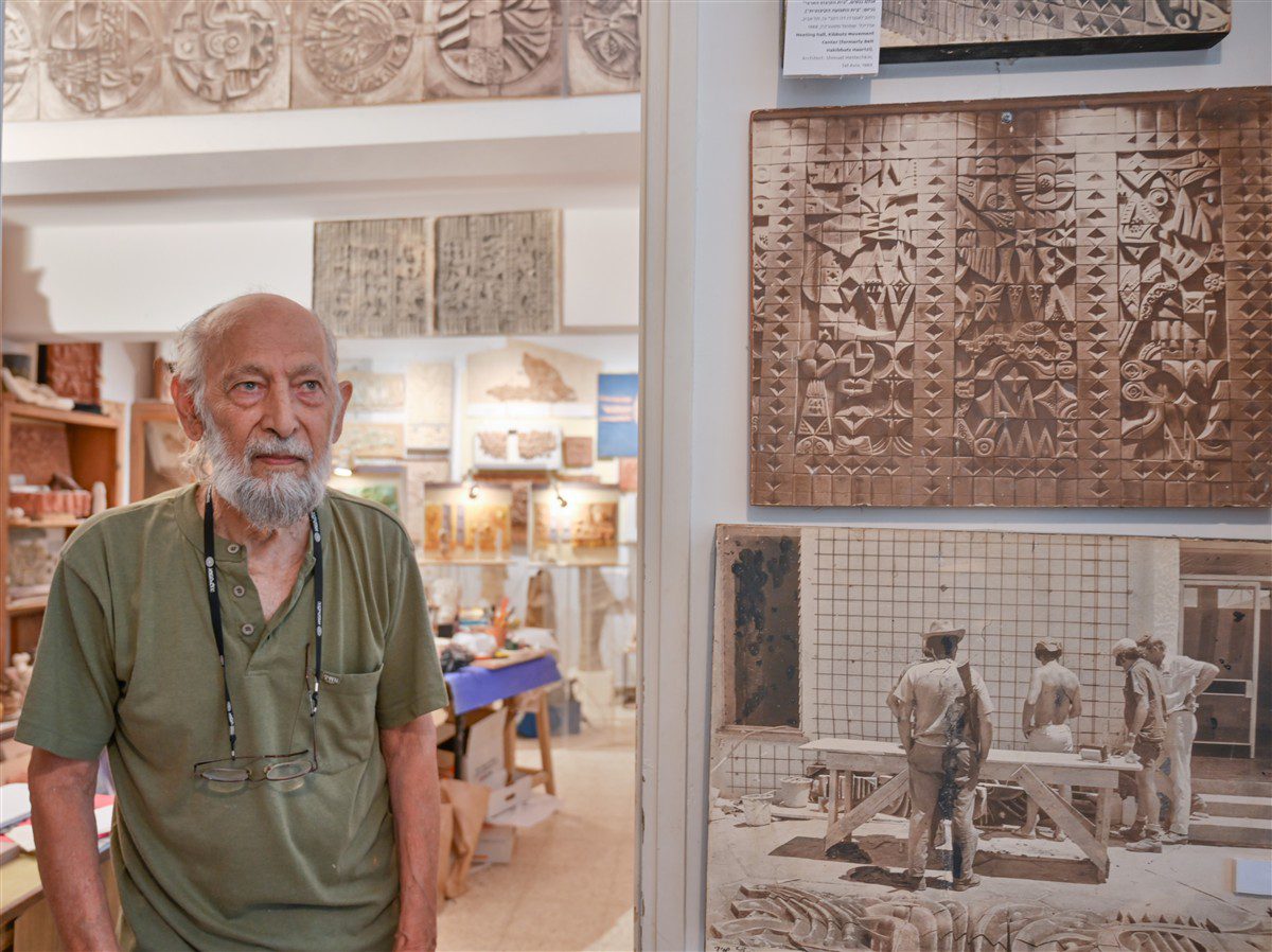 משה סעידי בסטודיו קיבוץ כפר מנחם. צילום: שי בן אפרים